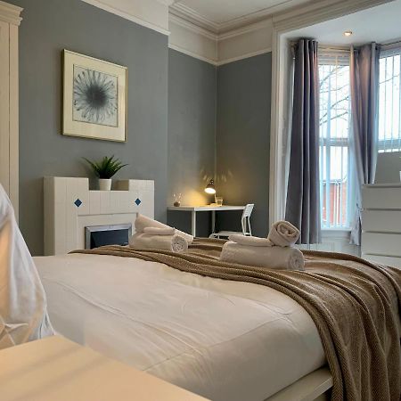 Somerford Place - 6 Beds - Sleeps 12 - Parks 2-3 Cars/Vans Willenhall Экстерьер фото