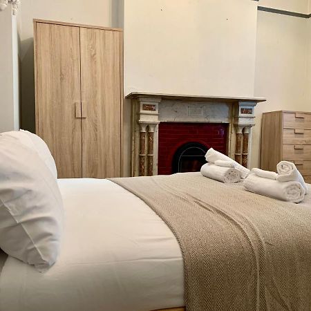 Somerford Place - 6 Beds - Sleeps 12 - Parks 2-3 Cars/Vans Willenhall Экстерьер фото