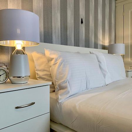 Somerford Place - 6 Beds - Sleeps 12 - Parks 2-3 Cars/Vans Willenhall Экстерьер фото