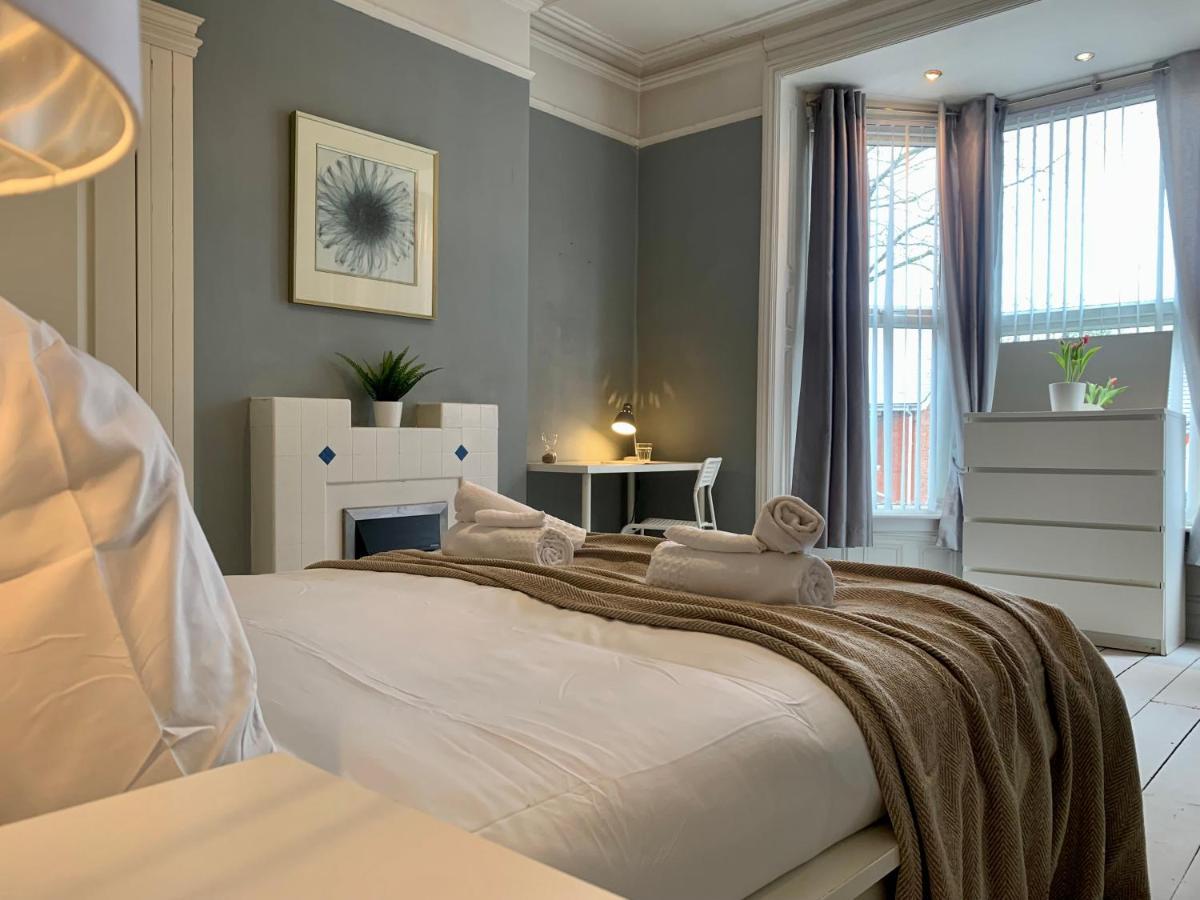 Somerford Place - 6 Beds - Sleeps 12 - Parks 2-3 Cars/Vans Willenhall Экстерьер фото