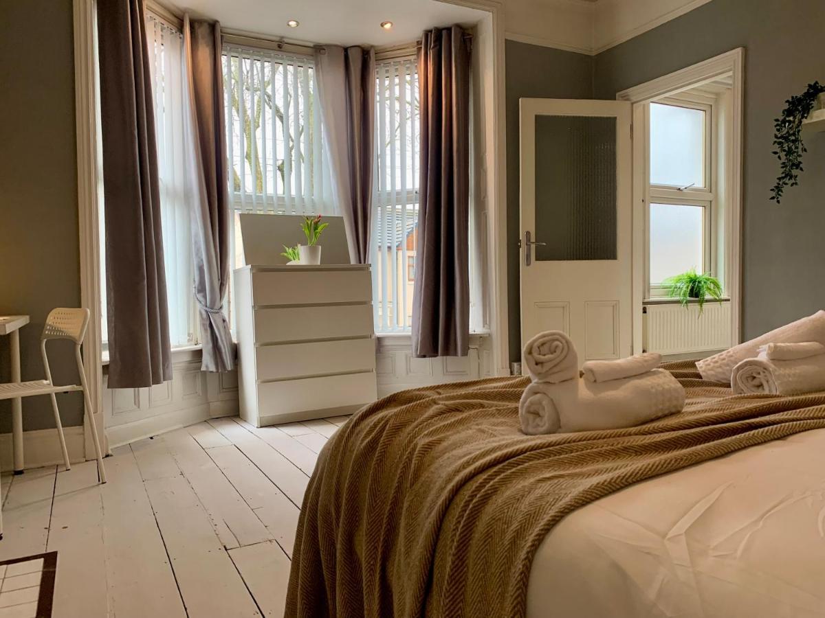 Somerford Place - 6 Beds - Sleeps 12 - Parks 2-3 Cars/Vans Willenhall Экстерьер фото