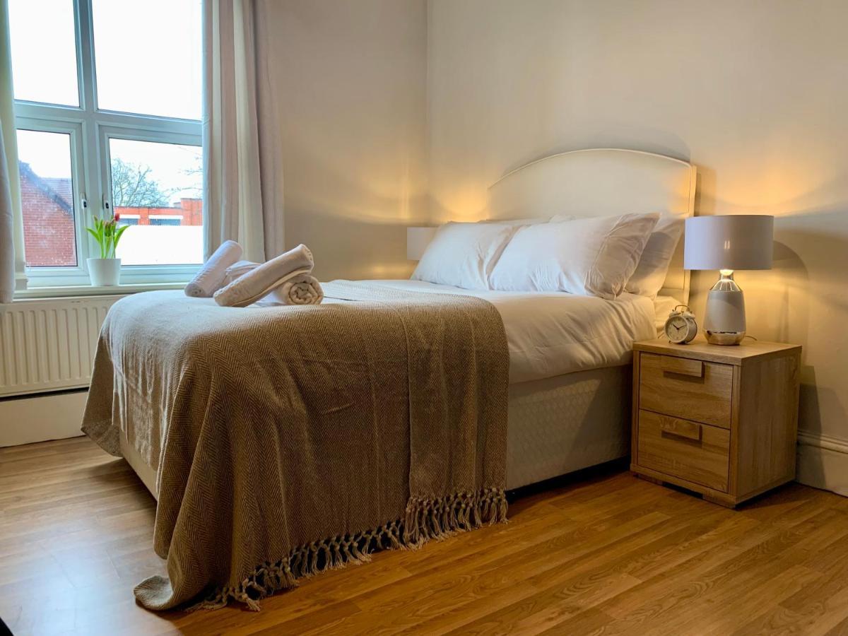 Somerford Place - 6 Beds - Sleeps 12 - Parks 2-3 Cars/Vans Willenhall Экстерьер фото