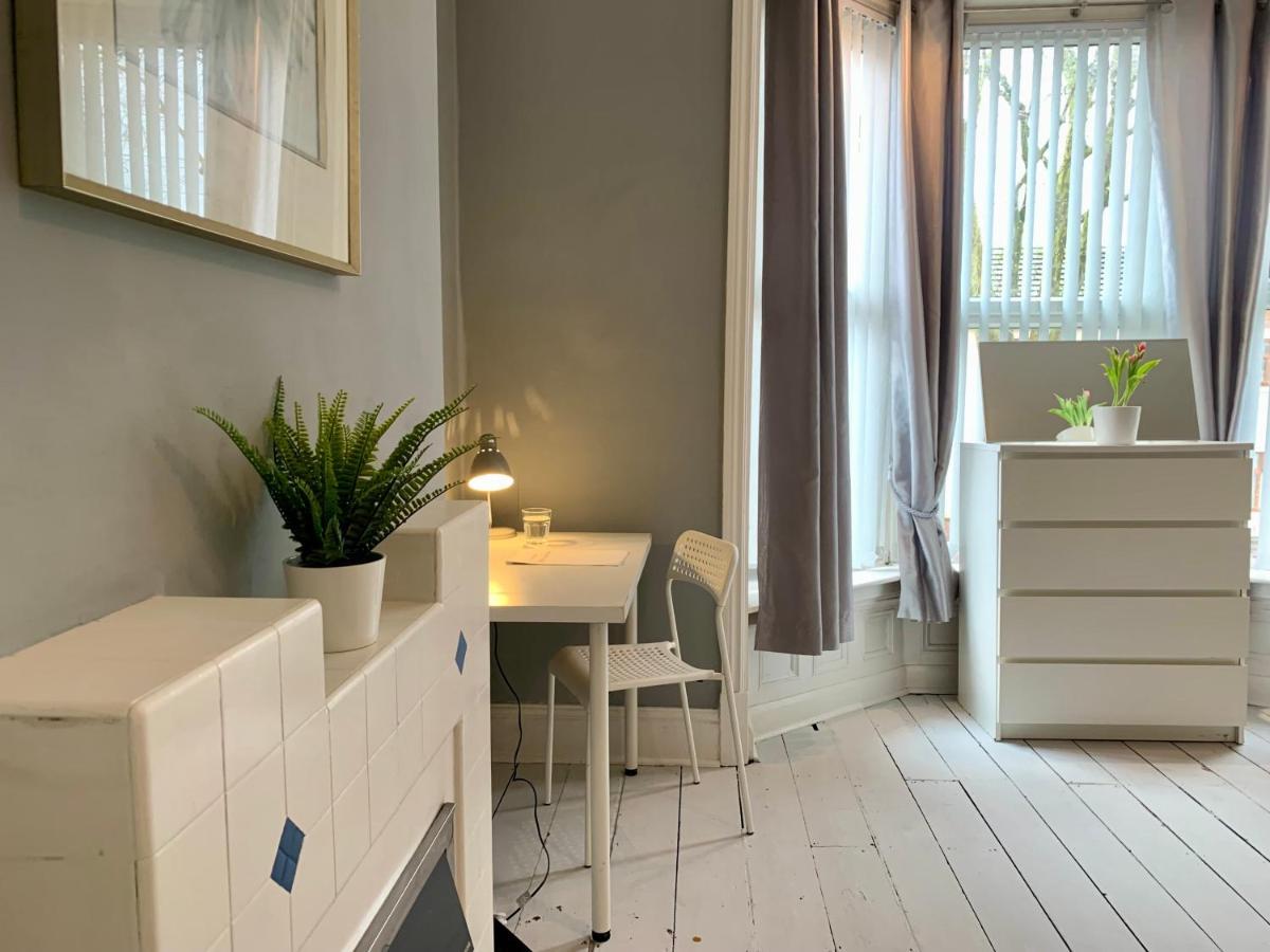 Somerford Place - 6 Beds - Sleeps 12 - Parks 2-3 Cars/Vans Willenhall Экстерьер фото