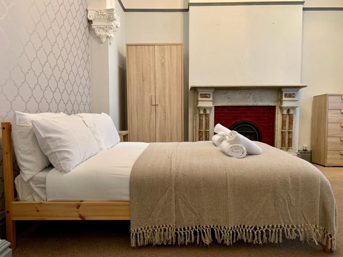 Somerford Place - 6 Beds - Sleeps 12 - Parks 2-3 Cars/Vans Willenhall Экстерьер фото