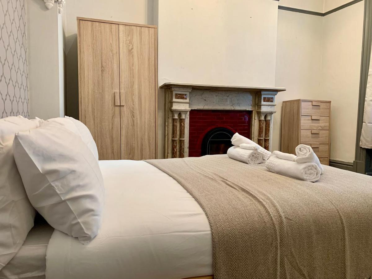 Somerford Place - 6 Beds - Sleeps 12 - Parks 2-3 Cars/Vans Willenhall Экстерьер фото