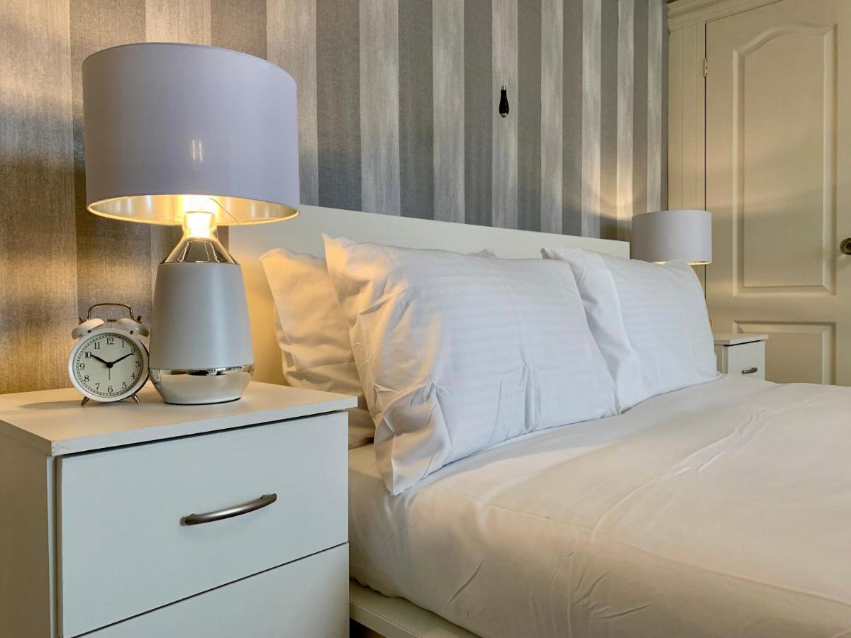 Somerford Place - 6 Beds - Sleeps 12 - Parks 2-3 Cars/Vans Willenhall Экстерьер фото