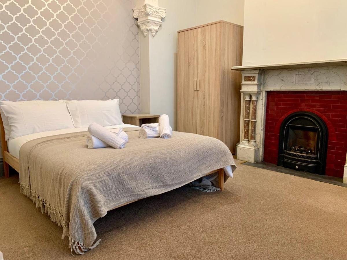 Somerford Place - 6 Beds - Sleeps 12 - Parks 2-3 Cars/Vans Willenhall Экстерьер фото