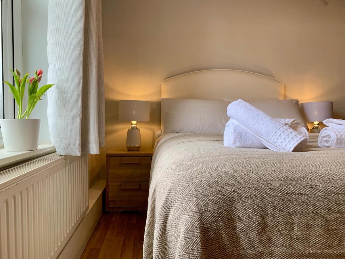 Somerford Place - 6 Beds - Sleeps 12 - Parks 2-3 Cars/Vans Willenhall Экстерьер фото