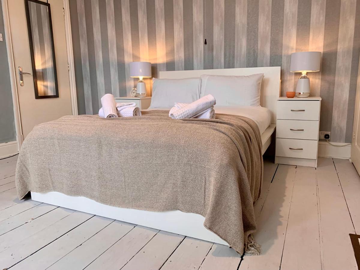 Somerford Place - 6 Beds - Sleeps 12 - Parks 2-3 Cars/Vans Willenhall Экстерьер фото