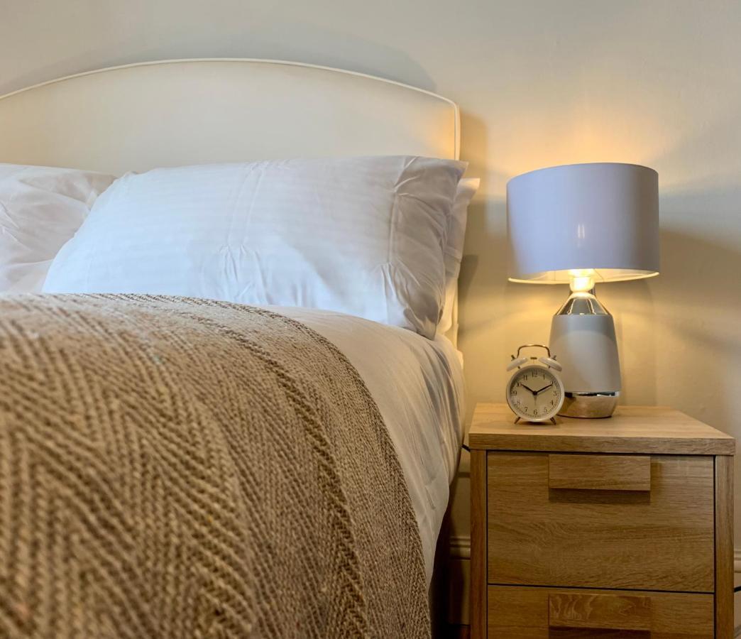 Somerford Place - 6 Beds - Sleeps 12 - Parks 2-3 Cars/Vans Willenhall Экстерьер фото