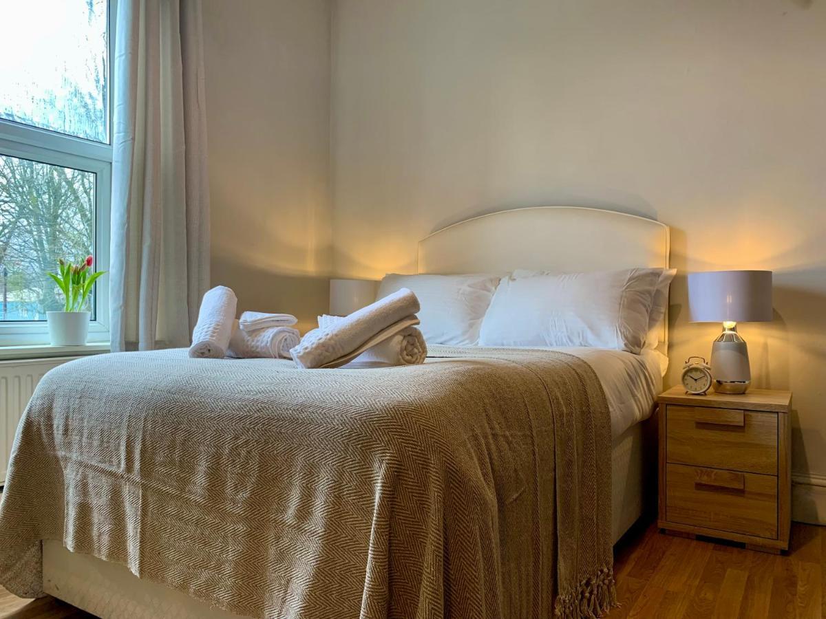 Somerford Place - 6 Beds - Sleeps 12 - Parks 2-3 Cars/Vans Willenhall Экстерьер фото
