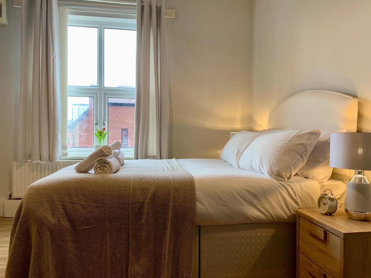 Somerford Place - 6 Beds - Sleeps 12 - Parks 2-3 Cars/Vans Willenhall Экстерьер фото