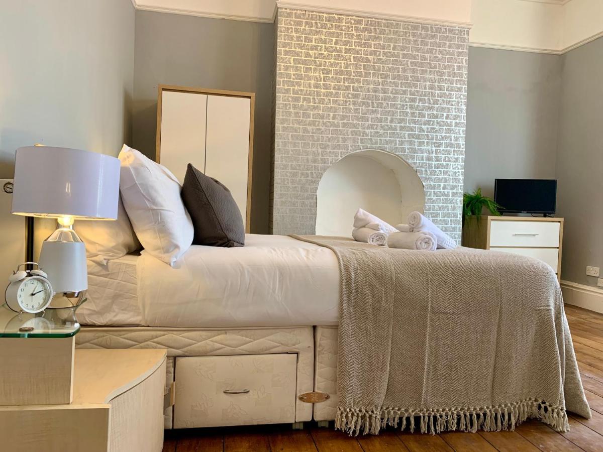 Somerford Place - 6 Beds - Sleeps 12 - Parks 2-3 Cars/Vans Willenhall Экстерьер фото