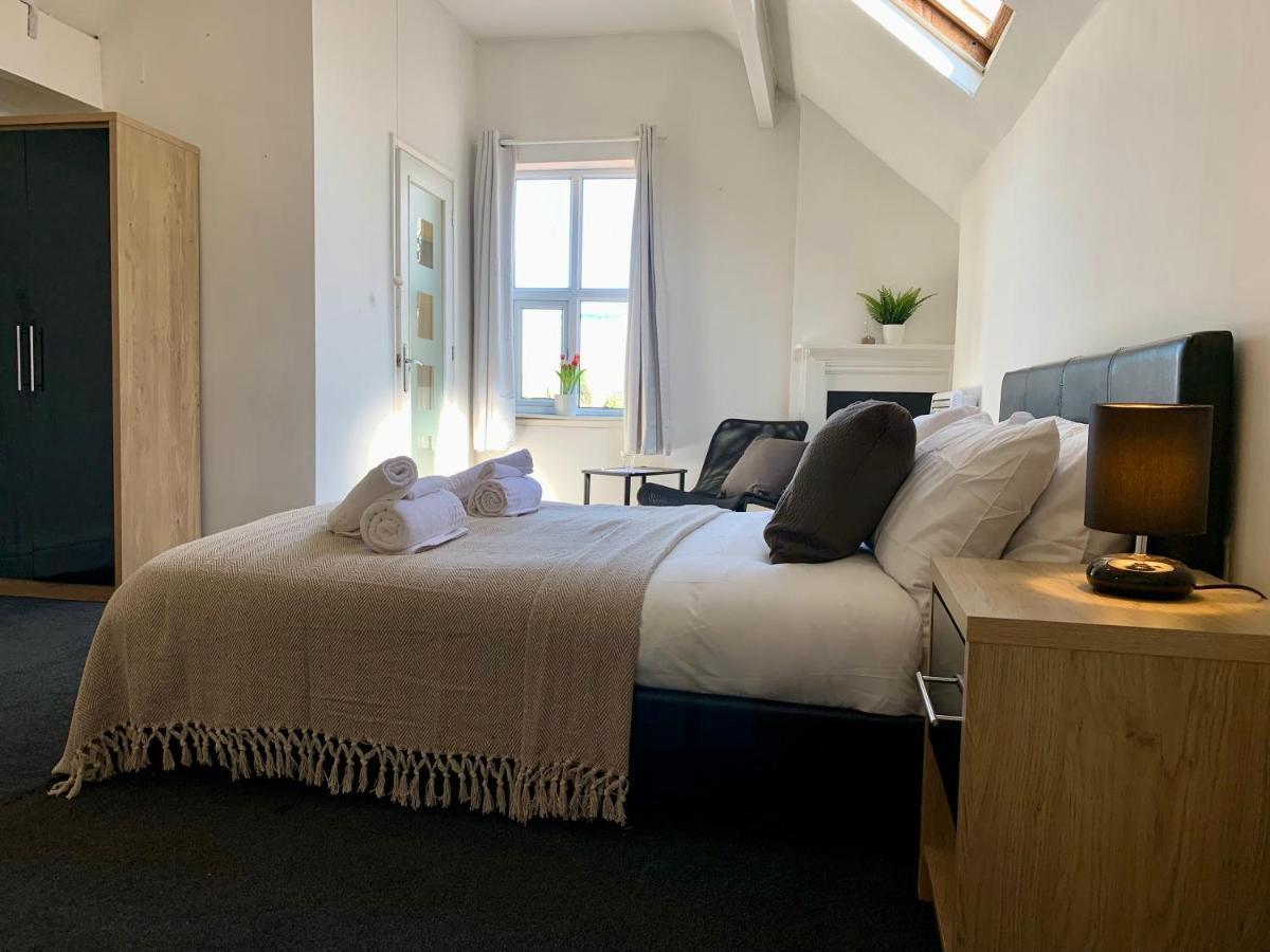 Somerford Place - 6 Beds - Sleeps 12 - Parks 2-3 Cars/Vans Willenhall Экстерьер фото