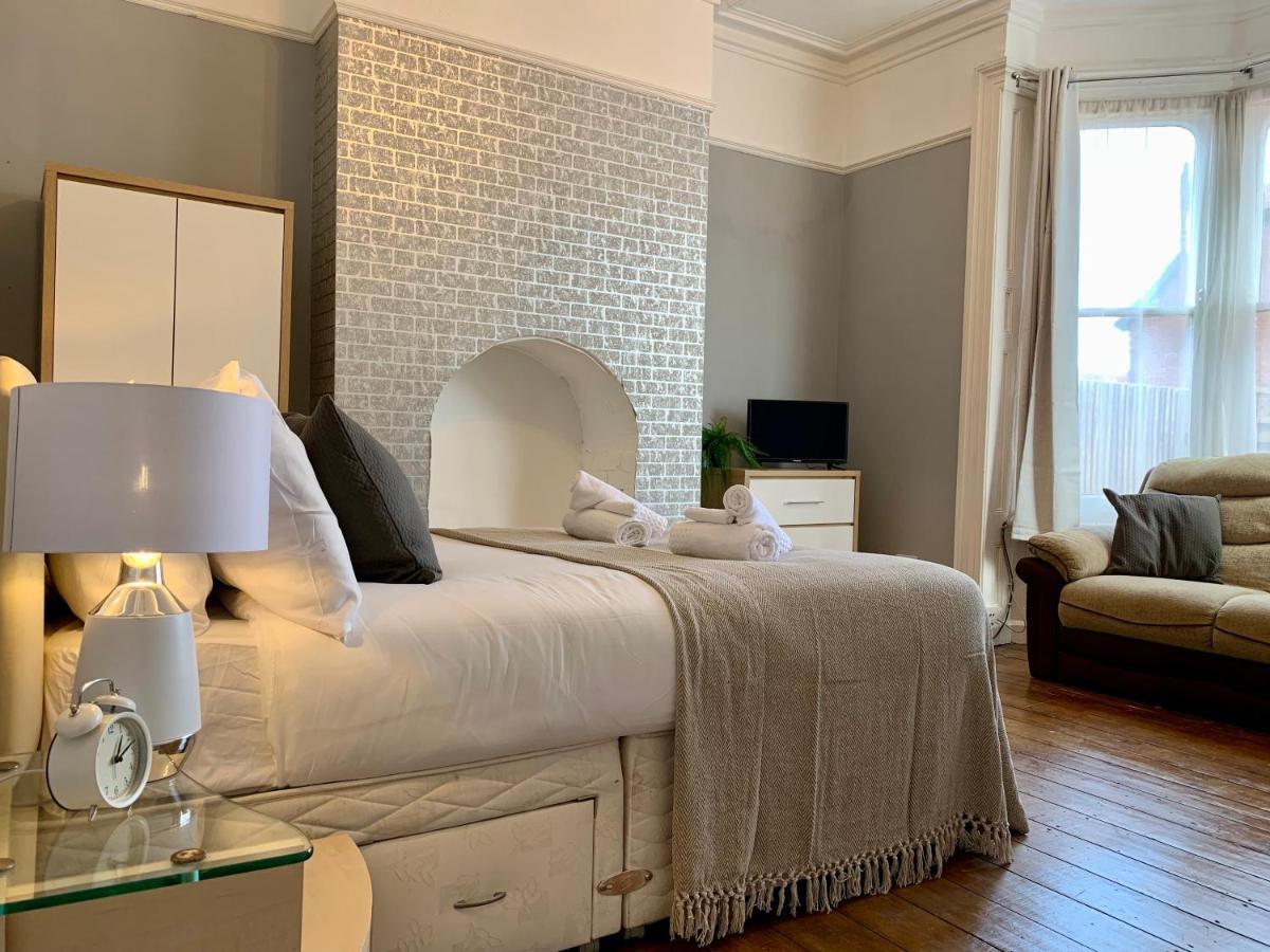 Somerford Place - 6 Beds - Sleeps 12 - Parks 2-3 Cars/Vans Willenhall Экстерьер фото
